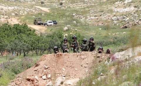 مواجهات في قرية بيتا بين المتظاهرين الفلسطينيين وقوات الاحتلال الإسرائيلي بالقرب من مدينة نابلس
