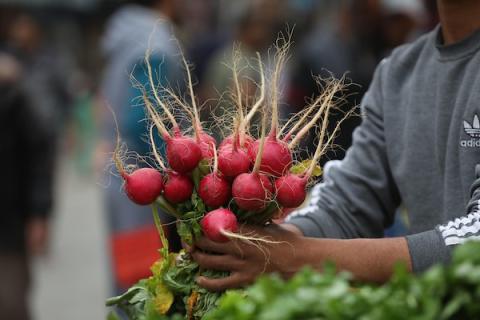 فلسطينيون يتسوقون في أحد الأسواق خلال شهر رمضان المبارك في مخيم المغازي للاجئين وسط قطاع غزة
