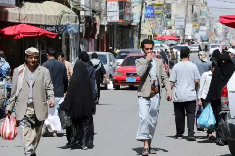 في أحد شوارع صنعاء اليوم قبيل دخول الهدنة حيز التنفيذ (رويترز).webp