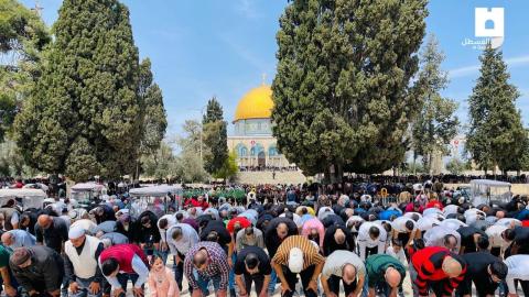 الآلاف يؤدون صلاة الجمعة الأخيرة قبل حلول شهر رمضان في ساحات ومصليات المسجد الأقصى المبارك 4.jpg