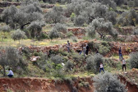 مواجهات بين المتظاهرين الفلسطينين وقوات الاحتلال الإسرائيلي عقب مسيرة ضد الاستيطان في بيت دجن