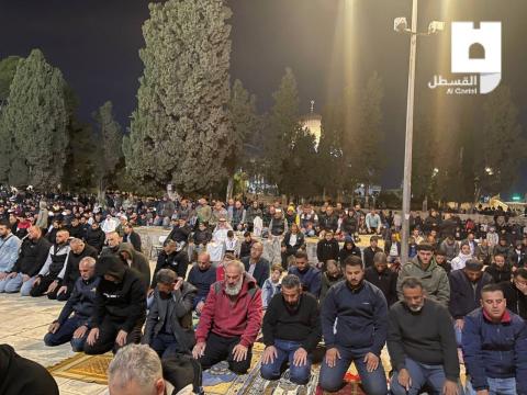 الآلاف يؤدون تراويح اليوم العشرين من رمضان في رحاب المسجد الأقصى المبارك.jpg