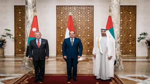 الملك عبدالله الثاني والرئيس المصري عبدالفتاح السيسي، وسمو الشيخ محمد بن زايد آل نهيان، ولي عهد أبوظبي نائب القائد الأعلى للقوات المسلحة في دولة ‎الإمارات العربية المتحدة. (الديوان الملكي الهاشمي).jpeg