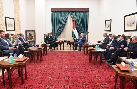 الرئيس محمود عباس، خلال استقباله مبعوثي الإدارة الأميركية يائيل لامبرت مساعدة وزير الخارجية الأميركي، وهادي عمرو نائب مساعد وزير الخارجية الأميركي