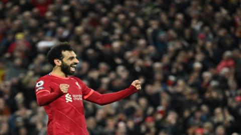 لاعب ليفربول المهاجم المصري محمد صلاح يحتفل بتسجيل هدف أمام مانشستر يونايتد في الدوري الإنجليزي. (أ ف ب).jpeg