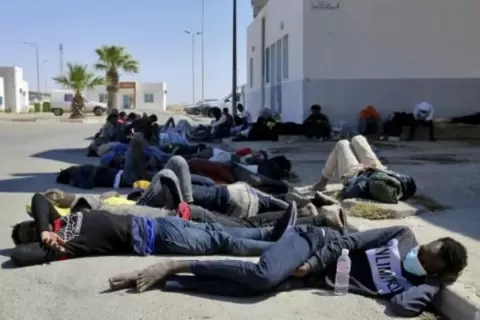 مهاجرون افارقة انقذهم الجيش التونسي خلال محاولة عبورهم المتوسط في جنوب البلاد في 11 حزيران/يونيو 2021 afp