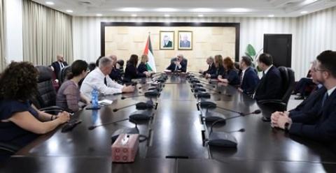 اشتية يدعو بريطانيا لتجسيد قرار برلمانها بالاعتراف بفلسطين