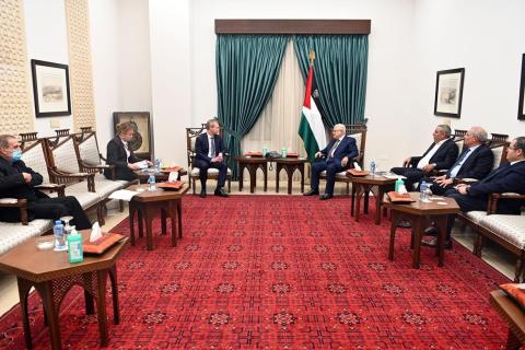 الرئيس عباس يستقبل مبعوث الاتحاد الأوروبي للسلام في الشرق الأوسط.jfif