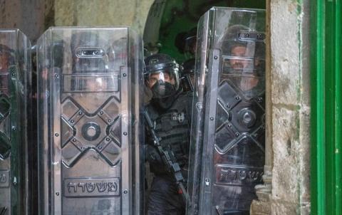 قوات الاحتلال تقتحم المسجد الاقصى وتقمع المصليين