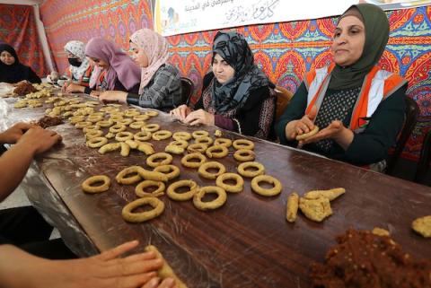 متطوعات فلسطينيات يصنعن الكعك للأسر المتعففة خلال شهر رمضان المبارك في مدينة رفح جنوب قطاع غزة