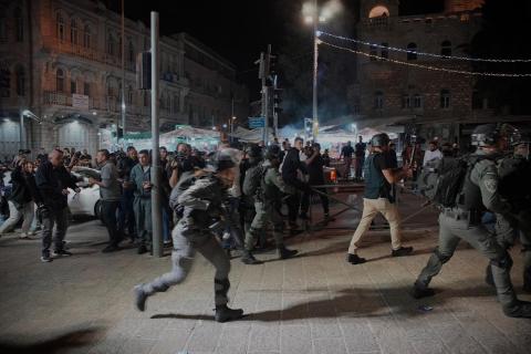 مواجهات بين الشبان و قوات الاحتلال في منطقة باب العامود
