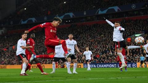 لاعب خط وسط ليفربول البرازيلي روبرتو فيرمينو، خلال تسجيله الهدف الثالث لفريقه خلال مباراة إياب ربع نهائي دوري أبطال أوروبا مع بنفيكا في ليفربول. 13/04/2022. (أ ف ب)