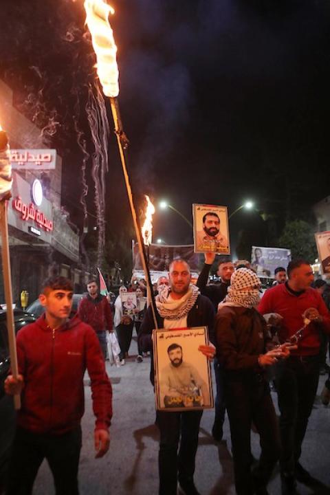 مسيرة ليلية تضامنا مع الاسرى في السجون الإسرائيلية في يوم الاسير الفلسطيني في مدينة الخليل