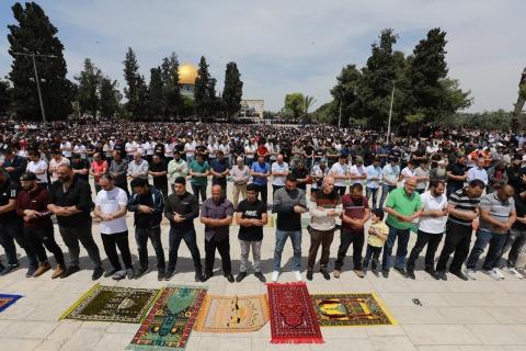عشرات الآلاف يؤدون صلاة الجمعة الثالثة من شهر رمضان في رحاب المسجد الأقصى
