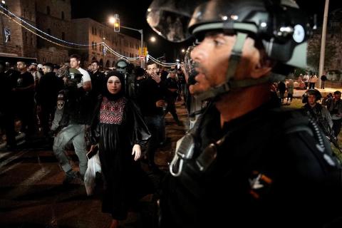 مواجهات بين الشبان و قوات الاحتلال في منطقة باب العامود