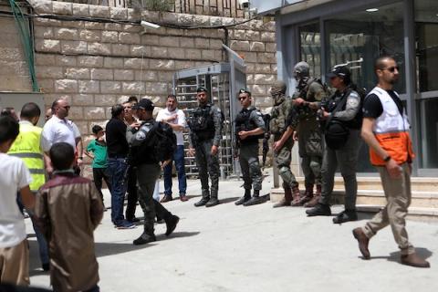 الفلسطينيون يعبرون حواجز التفتيش الإسرائيلية للوصول إلى الحرم الإبراهيمي وأداء صلاة الجمعة الأخيرة من شهر رمضان