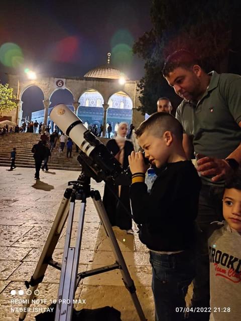 فعاليات فلكية مميزة تقوم فيها الجمعية الفلكية الفلسطينية في ساحات المسجد الأقصى المبارك خلال رمضان.jpg