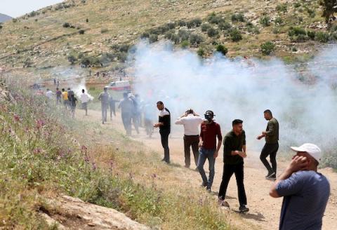 مواجهات في قرية بيتا بين المتظاهرين الفلسطينيين وقوات الاحتلال الإسرائيلي بالقرب من مدينة نابلس