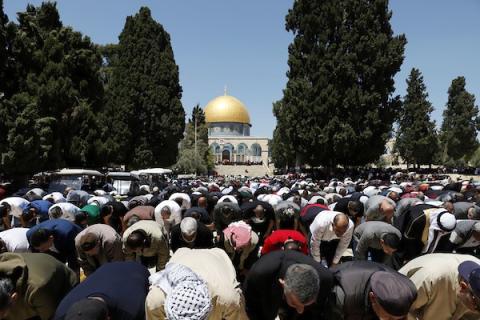 المصلون الفلسطينيون يؤدون صلاة الجمعة الثانية من شهر رمضان المبارك في المسجد الأقصى
