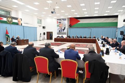 الرئيس محمود عباس خلال ترؤسه اجتماعا للقيادة الفلسطينية.jpg