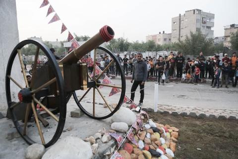 فلسطينيون يطلقون مدفع رمضان في مدينة غزة