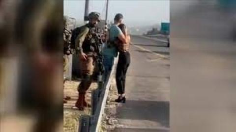 الجيش الإسرائيلي اعتقل جاسر دويكات على حاجز زعترة الإسرائيلي قرب نابلس وظهرت زوجته سما أبو عيشة، باكية.jpg