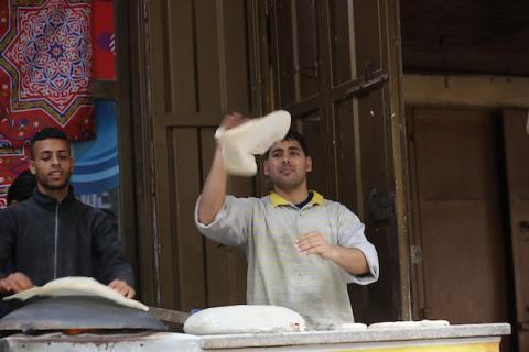 فلسطينيون يتسوقون في أحد الأسواق خلال شهر رمضان المبارك في مخيم المغازي للاجئين وسط قطاع غزة