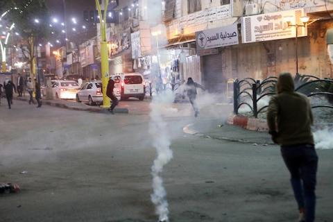 مواجهات بين المتظاهرين الفلسطينيين وقوات الاحتلال الإسرائيلي عقب مسيرة إسناد للأسرى في يوم الاسير الفلسطيني في مدينة الخليل