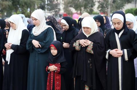 صلاة عيد الفطر في العراء والساحات العامة بقطاع غزة