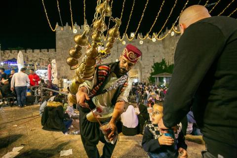 استعدادات المواطنين لإستقبال عيد الفطر في مدينة القدس : تصوير - وفا
