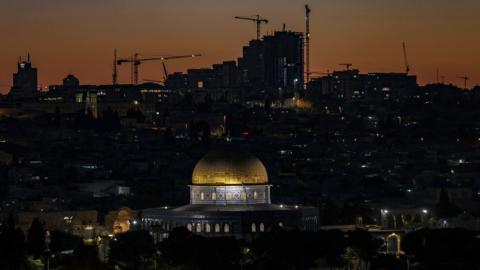 منظر عام لمدينة القدس القديمة مع مسجد قبة الصخرة في القدس المحتلة. 1 تموز/ يوليو 2021. (أ ف ب )