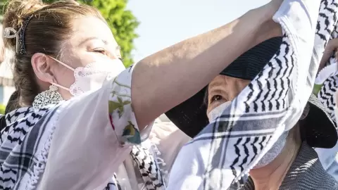 ماي تضع الكوفية الفلسطينية حول عنق والدتها شيغينوبو بعد اطلاق سراحها في طوكيو في 28 أيار/مايو 2022 شارلي تريبايو اف ب