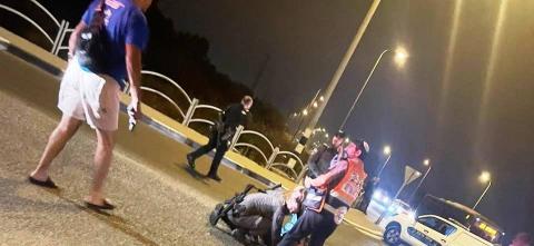 إصابة شخص بحالة خطيرة في منطقة شوهام وسط إسرائيل بحادث على خلفية جنائية