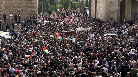 الآلاف يشيعون جثمان الشهيدة الصحفية شيرين أبو عاقلة إلى مثواها الأخير في القدس