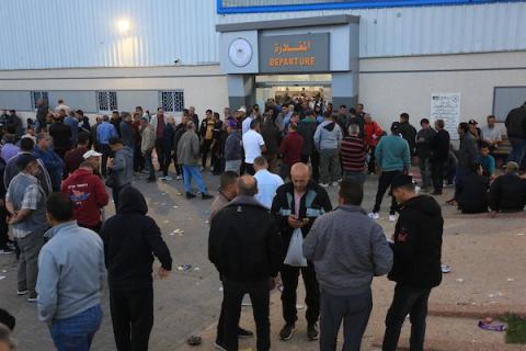 عمال فلسطينيون ينتظرون في معبر ايرز شمال قطاع غزة للعمل في الداخل