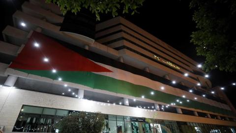 رفع علم فلسطين على مبنى مجمع بلدية نابلس