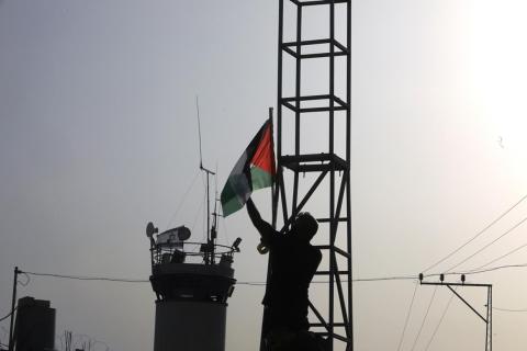 أبناء مدينة دورا يرفعون الأعلام الفلسطينية علي مداخل المدينة وقراها بدعوة من حركة فتح جنوب الخليل