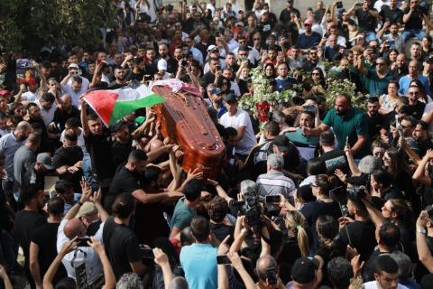 الآلاف يشيعون جثمان الشهيدة الزميلة شيرين أبو عاقلة إلى مثواه الأخير في القدس