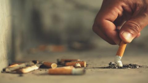 صورة توضيحية لأعقاب سجائر على الأرض. (shutterstock).jpeg