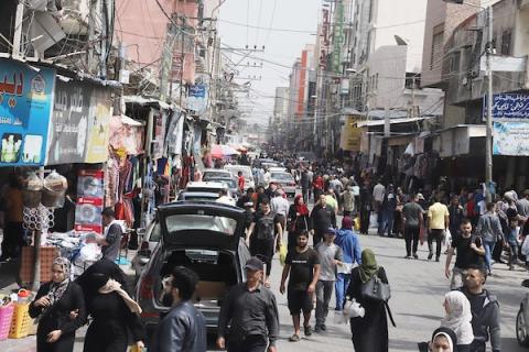 فلسطينيون يتسوقون استعداداً لعيد الفطر في سوق الزاوية في مدينة غزة