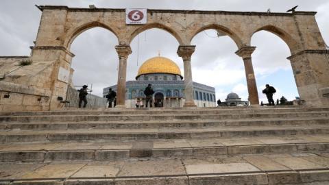 عناصر من شرطة الاحتلال الإسرائيلي داخل المسجد الأقصى في مدينة القدس المحتلة. (أ ف ب).jpeg