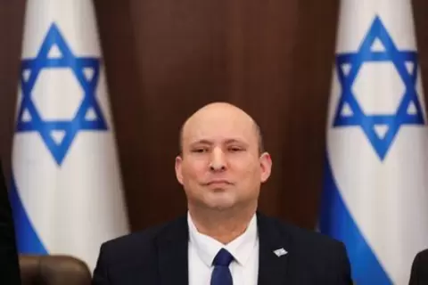 رئيس الوزراء الإسرائيلي نفتالي بينيت لدى حضوره اجتماعا لمجلس الوزراء في القدس يوم 15 مايو ايار 2022. صورة لرويترز