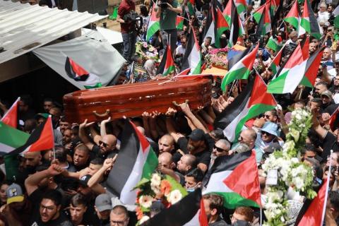 قوات الاحتلال تمنع إخراج جثمان الزميلة شيرين أبو عاقلة، من المستشفى الفرنسي بالقدس سيرا على الأقدام، وتعتدي على المشاركين بمسيرة التشييع