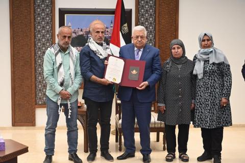 رئيس خلال استقباله عائلة الأسير البطل القائد كريم يونس وأقاربه.jfif