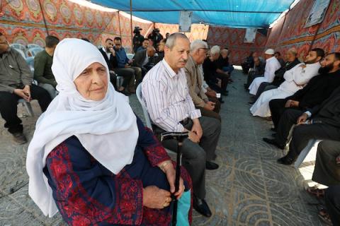 بالصور فلسطينيون يشاركون في خيمة عزاء والدة الأسير كريم يونس في مدينة غزة