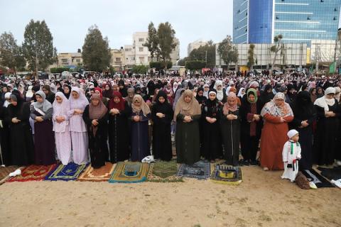 آلاف يؤدون صلاة عيد الفطر في العراء والساحات العامة بقطاع غزة