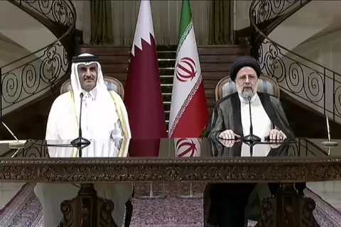 المؤتمر الصحفي بين أمير قطر (يسار) والرئيس الإيراني (الجزيرة).webp