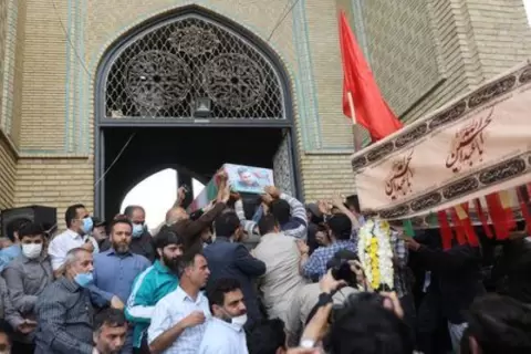جنازة حسن صياد خدايي في طهران يوم 24 مايو أيار 2022. صورة لرويترز من وكالة أنباء غرب آسيا.webp