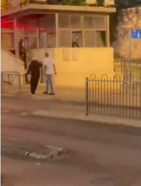 بالفيديو إصابة شاب بجروح خطيرة في باب العمود عقب طعن شرطي إسرائيلي