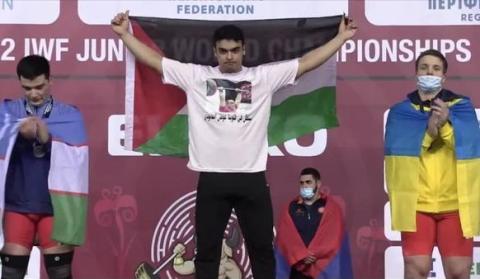 الربّاع محمد حمادة يهدي فلسطين ذهبية وبرونزية في بطولة العالم لرفع الأثقال.jpg